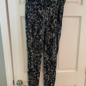 Chico's Black and Gray Abstract Leggings-Fabulously Slimming size 1